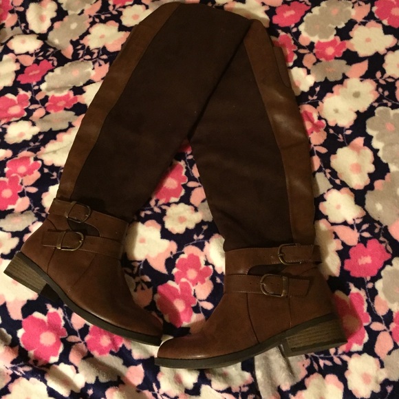 Adorable knee high boots💕💕 - Picture 2 of 3