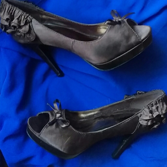 Peep toe pumps