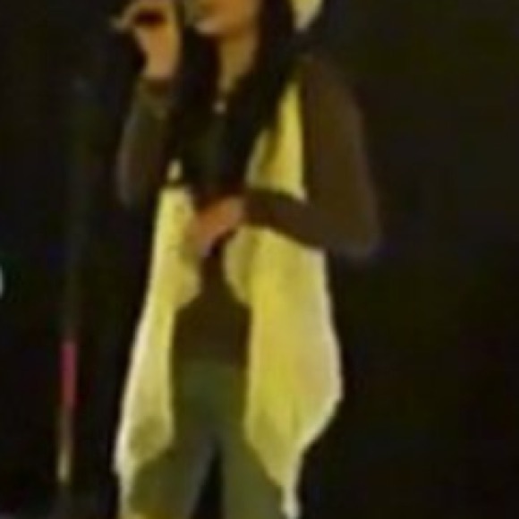 Sleeveless white cardigan - Picture 2 of 3