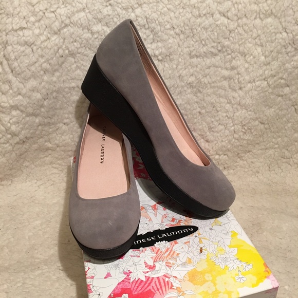 NIB Roxana Nubuck Suede Wedge by Chinese Laundry