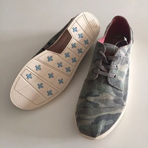 Toms Paseo Camo Canvas Lace ups Men's 10.5