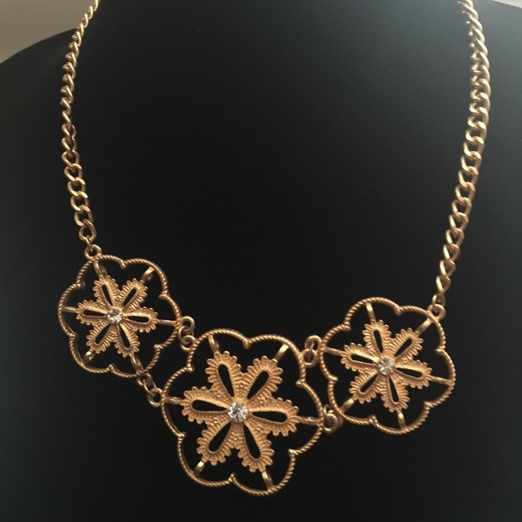 Slightly used Flower necklace in Gold