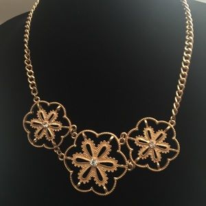 Slightly used Flower necklace in Gold