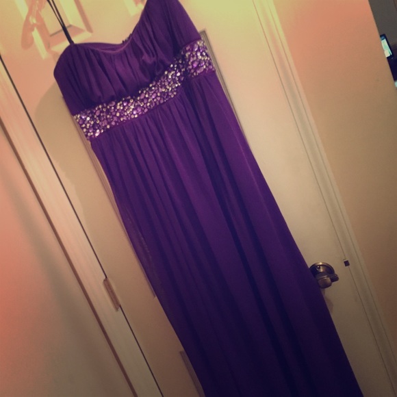 Stunning Evening Gown - Picture 1 of 4