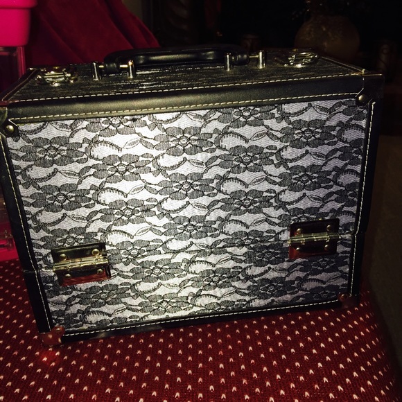 Makeup box - Picture 2 of 2