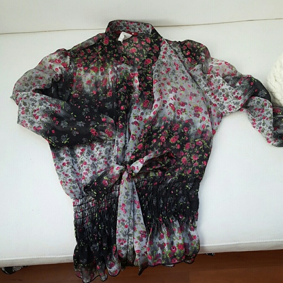 Beautiful blouse - Picture 2 of 4