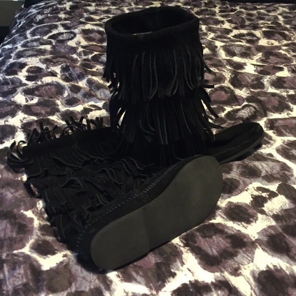 Minnetonka 3 layer fringe boots size 9