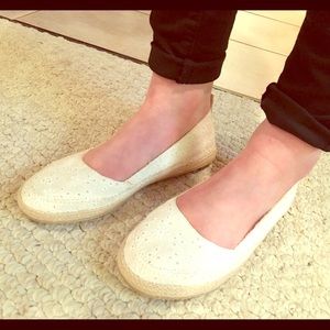 Flowered knitted flats