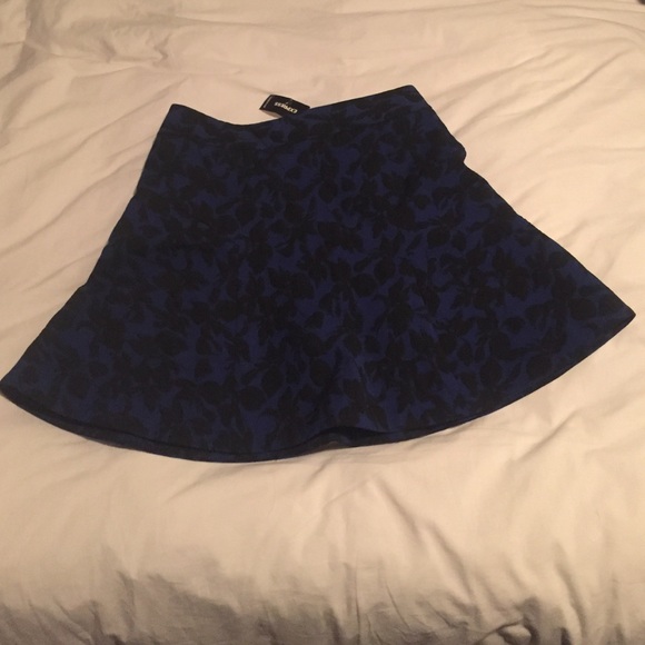 Skater skater skirt with a floral pattern - Picture 1 of 3