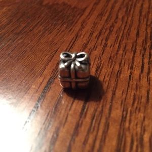 Pandora Present charm
