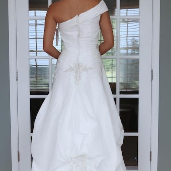 Wedding dress Bridal gown never worn