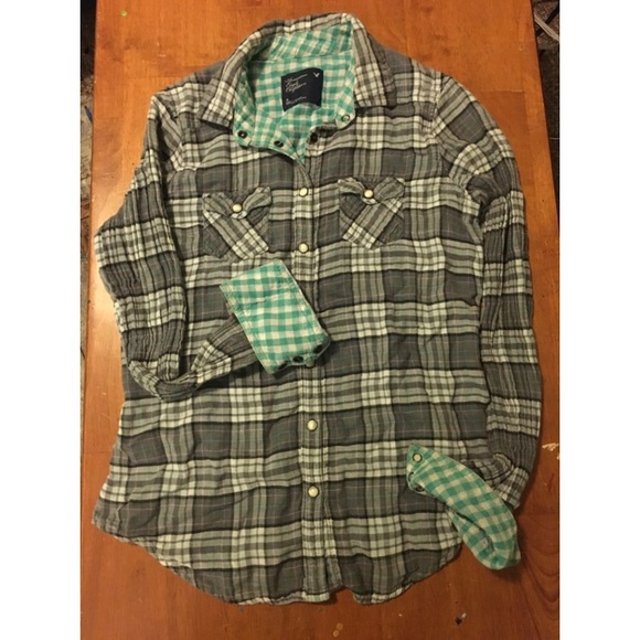 AMERICAN EAGLE OUTFITTERS Women's plaid flannel