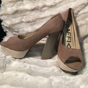 CHUNKY HEEL peep toe nude shoe