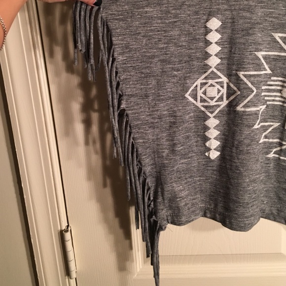 🔴SOLD! Gray top stringy sleeves - Picture 3 of 3