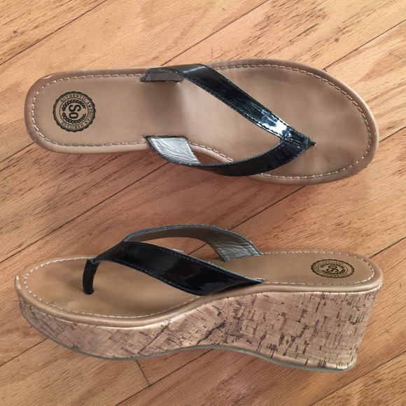 Cork wedges with black thong strap