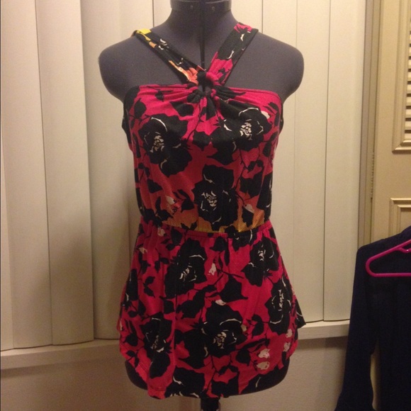 SUPER cute back! Summery top - Picture 1 of 4