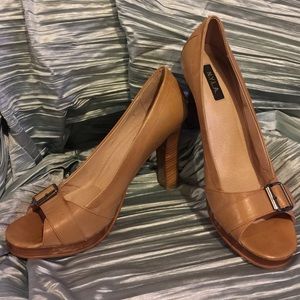 Such cute heels and great condition!