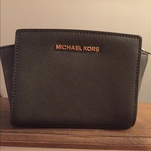 Michael Kors Mini Selma Messenger