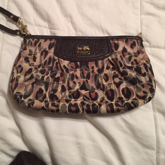 Coach wristlet never used(authentic)