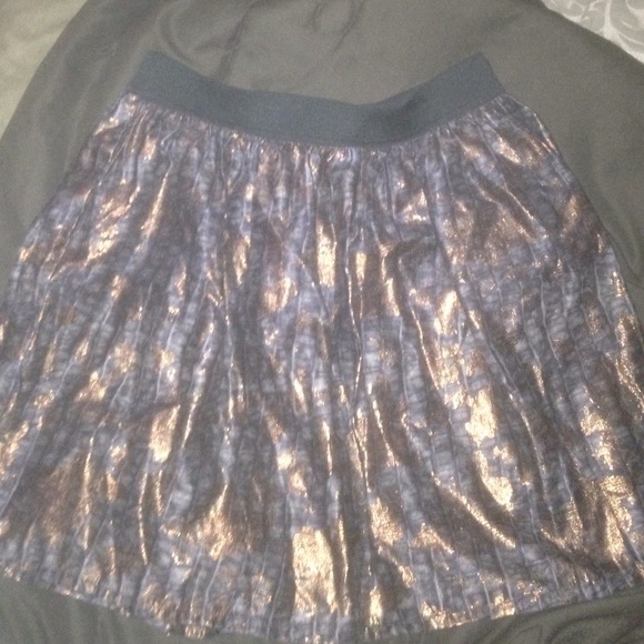 Black/gold elastic banded skirt.