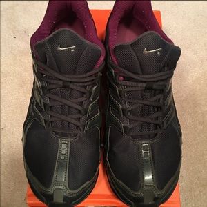 NIKE Women's Shox Navina+ Black/Purple