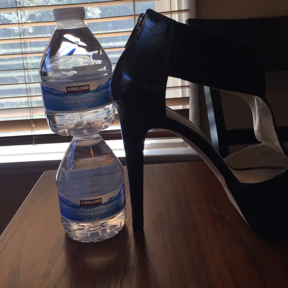 Micheal Kors shoes - Picture 2 of 3