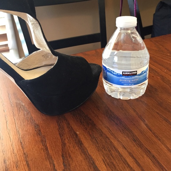 Micheal Kors shoes - Picture 3 of 3