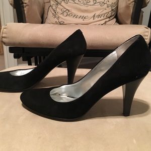 Black suede Bandolino heel size 10