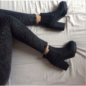 BLACK CHELSEA HEELED BOOTS