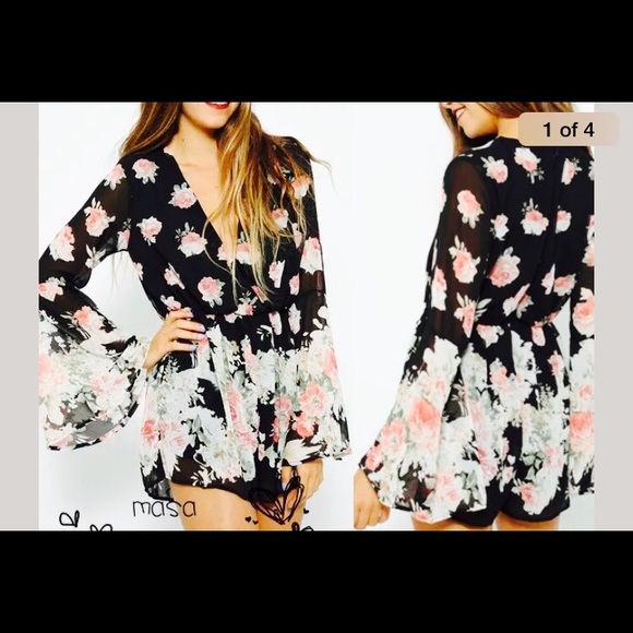 Floral Romper size small never worn ❤️super cute❤️