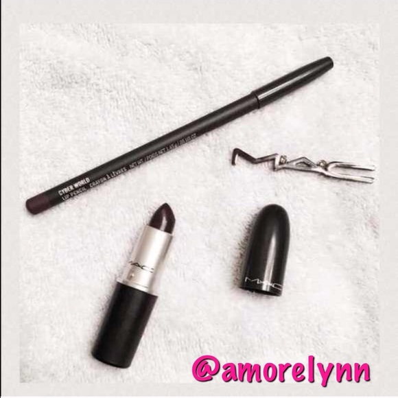 MAC  Lip kit in "Cyber"