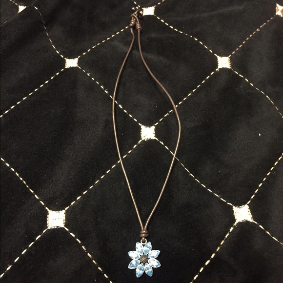Blue gem daisy necklace