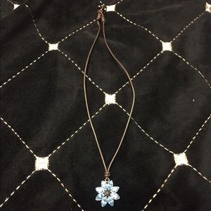Blue gem daisy necklace