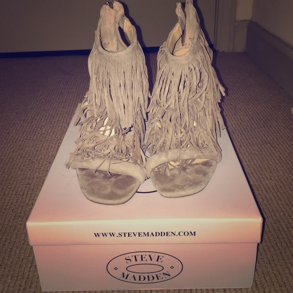 Steve Madden "FRINGLY" heel in grey suede 7.5