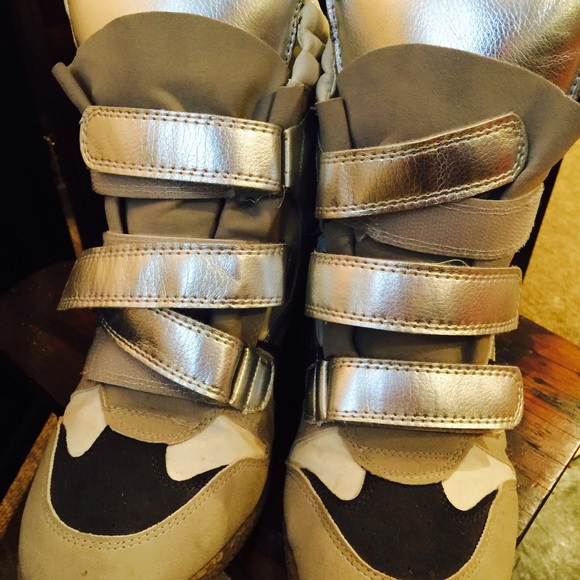 Shoe - Picture 2 of 2