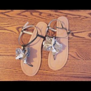 Sandals with gray flower