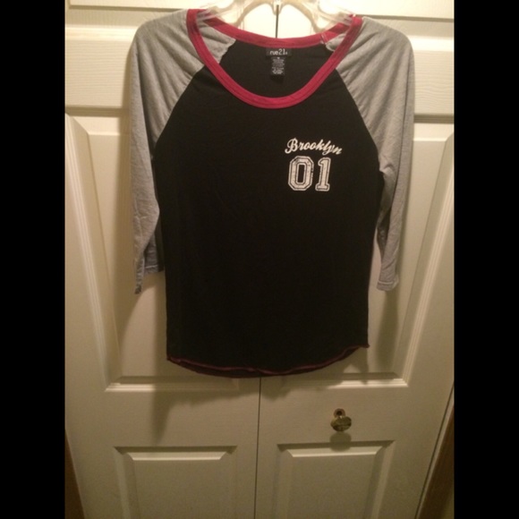 BROOKLYN BASEBALL TEE RUE 21 SIZE M