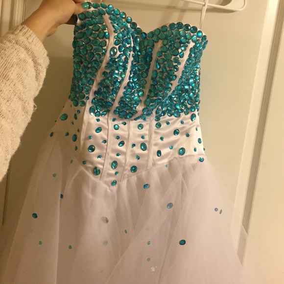 Prom dress - Picture 1 of 3
