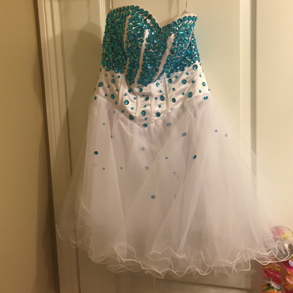 Prom dress - Picture 2 of 3