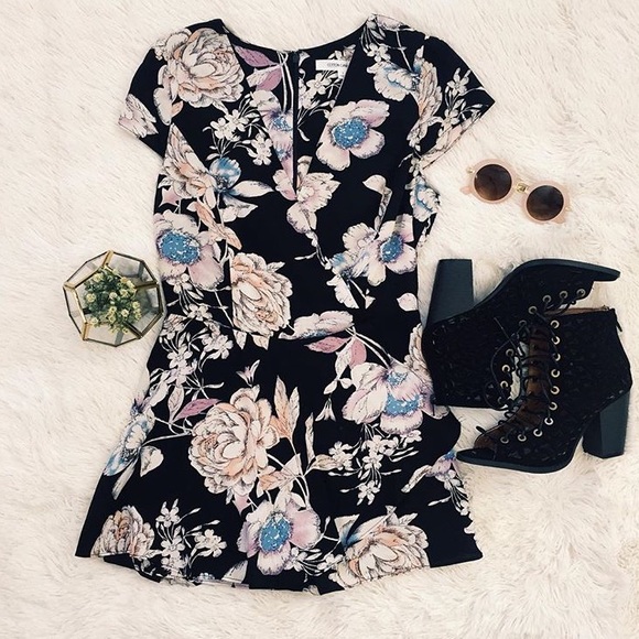Black Floral Cap Sleeve Deep V Romper - Picture 4 of 4