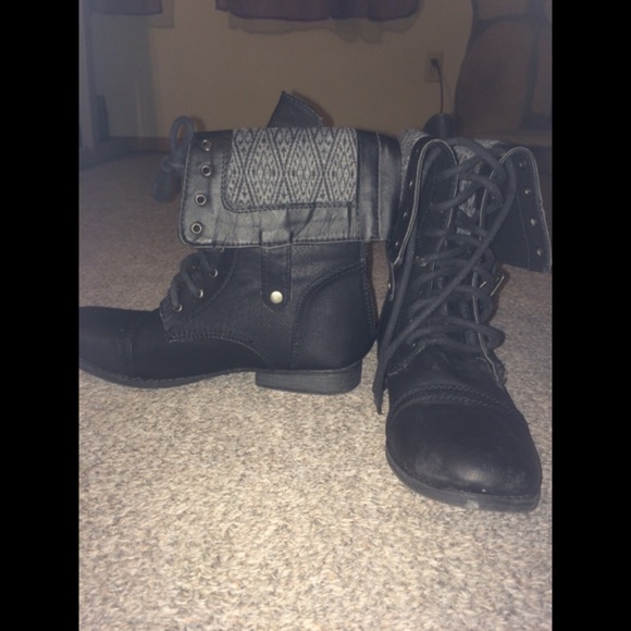 COMBAT BOOTS