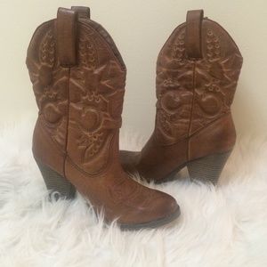 COWGIRL BOOTS