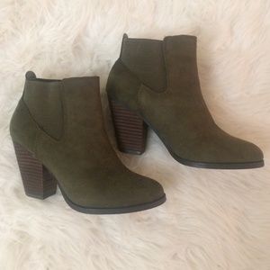 HUNTER GREEN BOOTIES