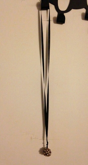 Club Monaco jeweled cluster pendant necklace - Picture 3 of 4