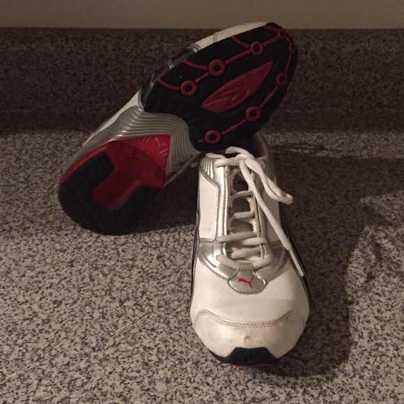 Girls Pumas - Size 5.5 (fits women's size 7) - Picture 2 of 2