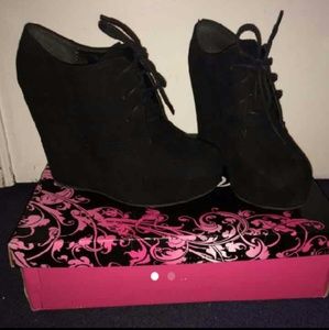 Black wedges