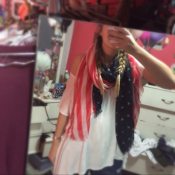 An American flag scarf🇺🇸