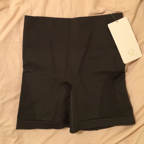 Lululemon sculpt shorts size 6