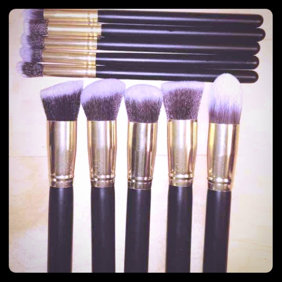 Brushes + matte lipstick👄😻😻