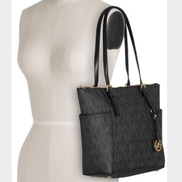 ISO!! Must be a zip top!